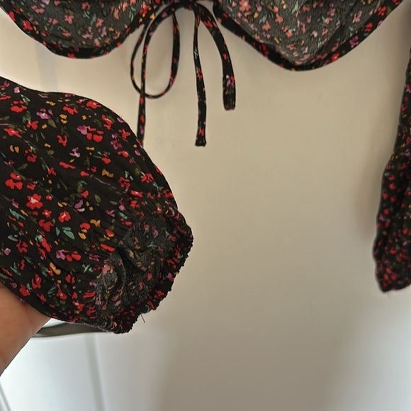 NWOT H&M floral top with cinching tie and smocked back! - Picture 5 of 5